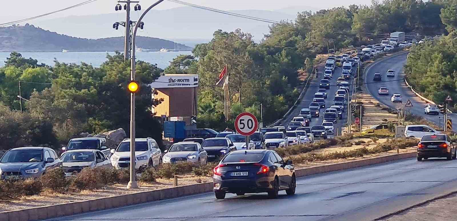 Bodrum’a 24 saatte giriş yapan 20 bin araç trafiği kilitledi
