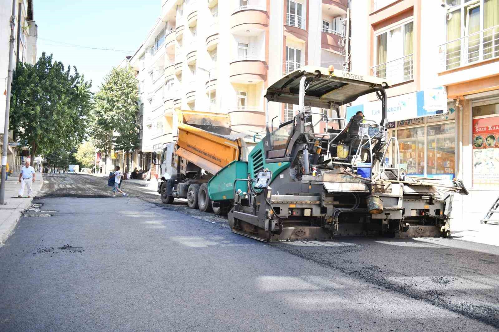 Esenyurt Belediye Başkanı Ahmet Özer, asfaltlama çalışmalarına katıldı
