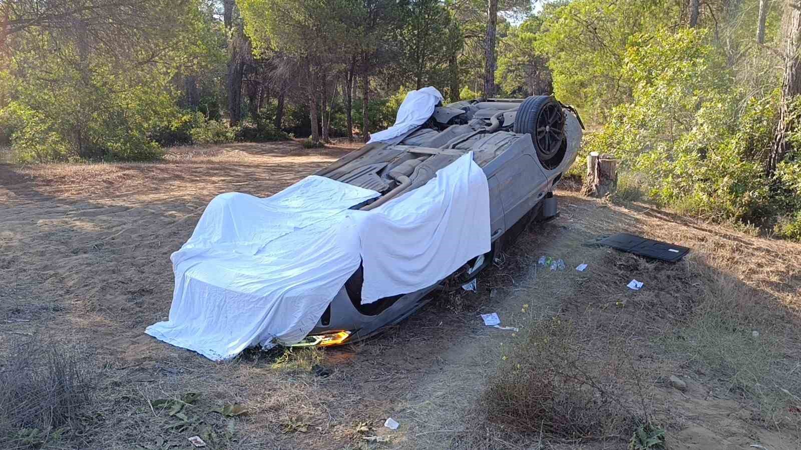 Takla atan lüks otomobilin plakalarını söküp üzerini çarşafla kapattılar
