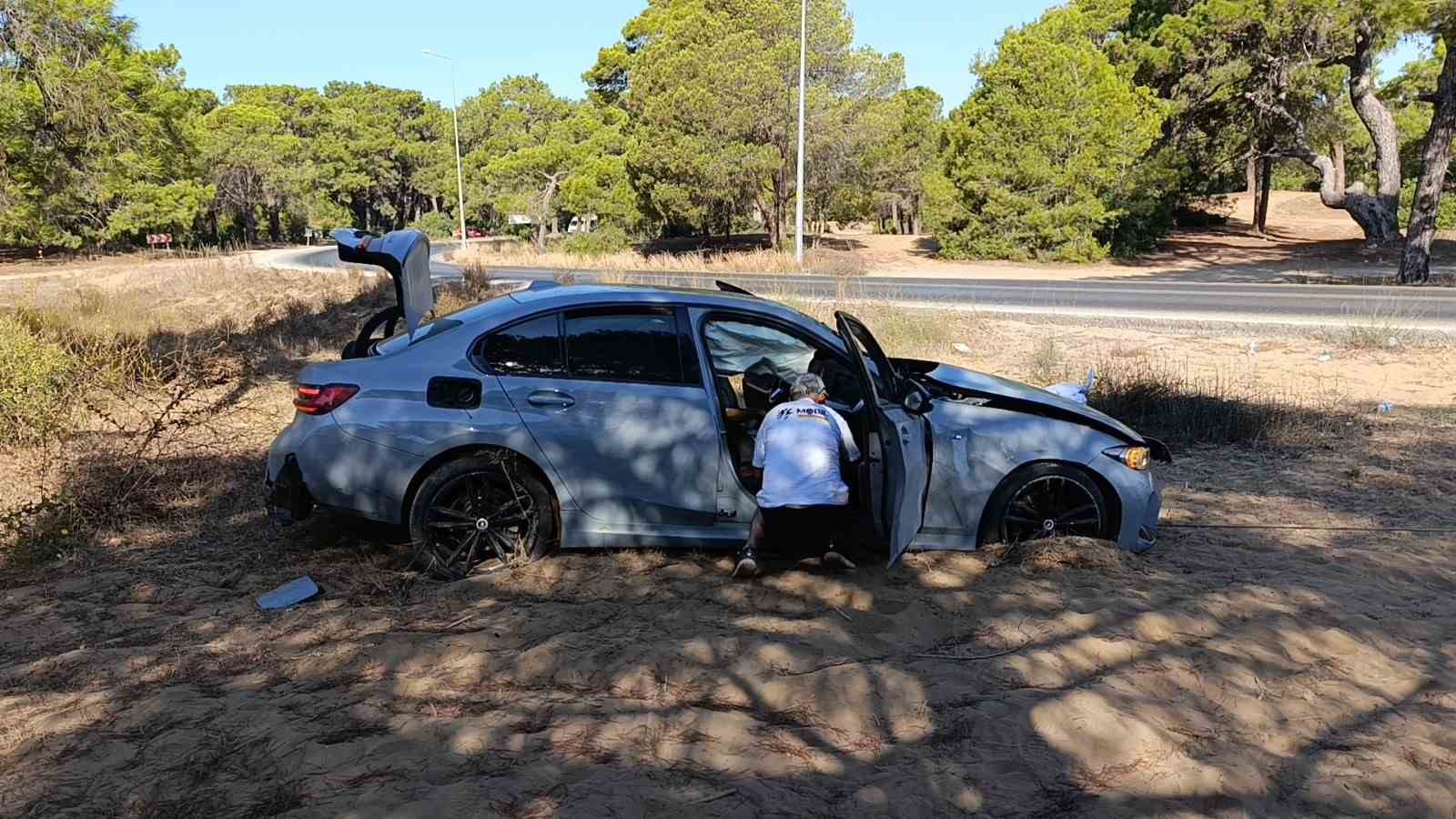 Takla atan lüks otomobilin plakalarını söküp üzerini çarşafla kapattılar
