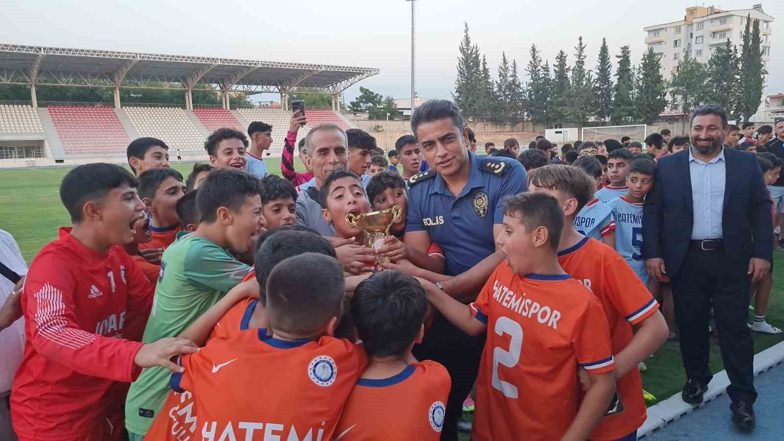 Depremzede çocuklar için düzenlenen futbol turnuvası sona erdi
