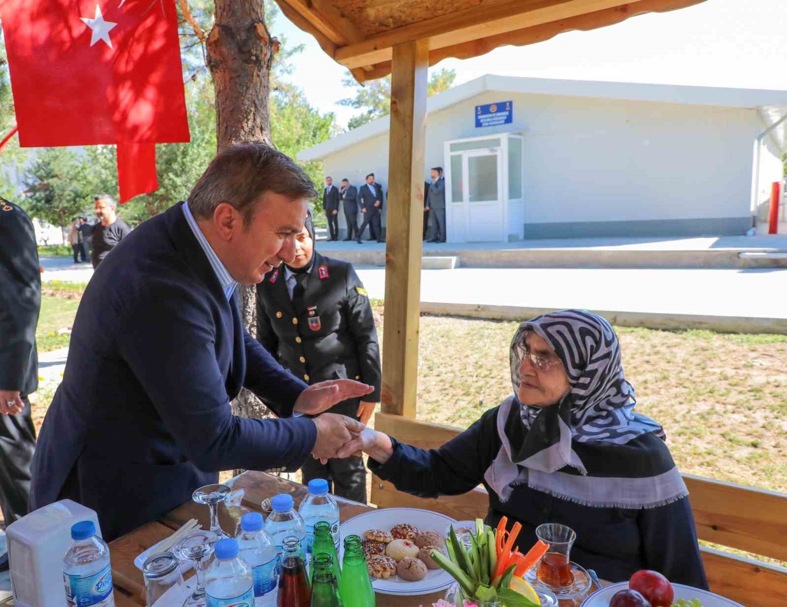 Erzincan’da gözyaşlarını tutamayan şehit aileleri duygu dolu anlar yaşattı
