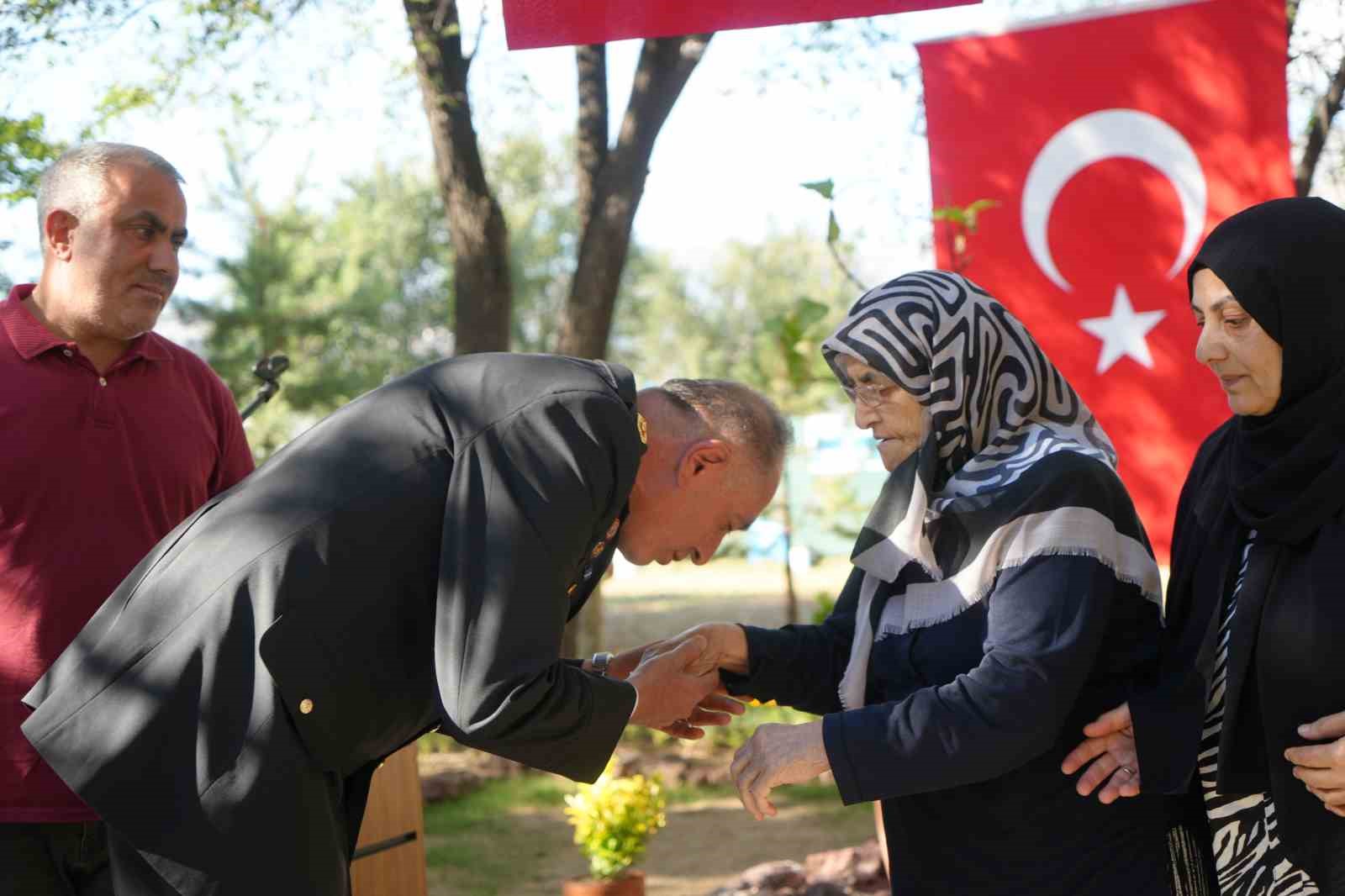 Erzincan’da gözyaşlarını tutamayan şehit aileleri duygu dolu anlar yaşattı
