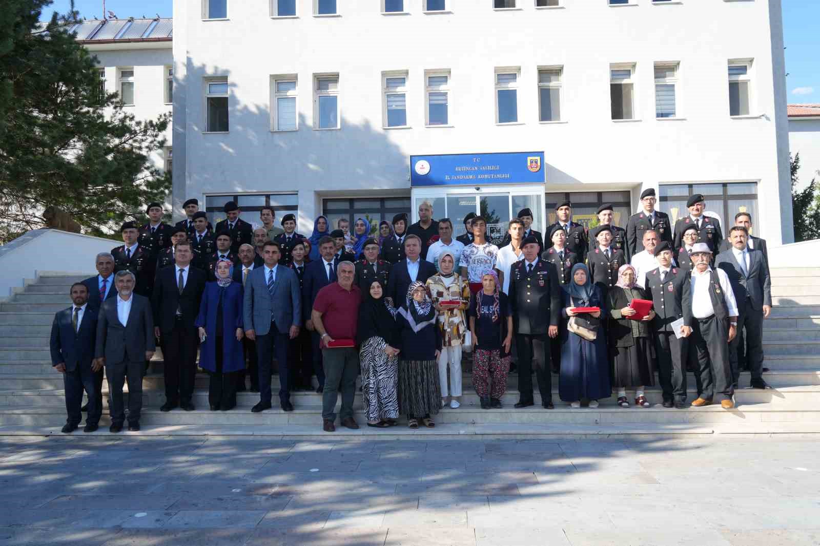 Erzincan’da gözyaşlarını tutamayan şehit aileleri duygu dolu anlar yaşattı
