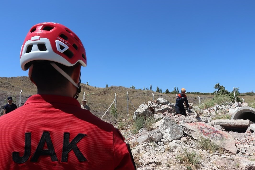 Jandarmaya depremde arama kurtarma eğitimi verildi
