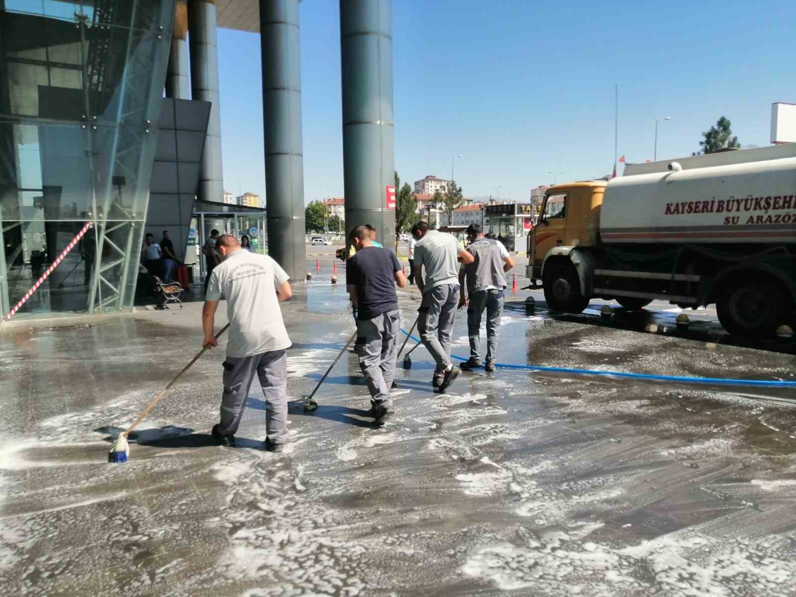 Büyükşehir’den Şehirlerarası Otobüs Terminali’nde kapsamlı temizlik
