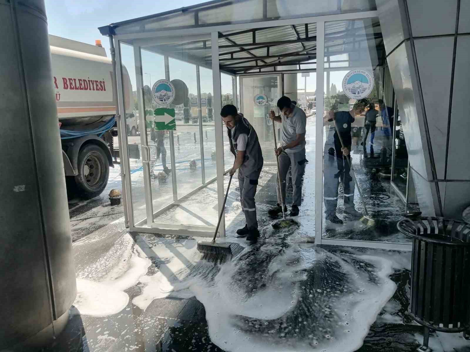 Büyükşehir’den Şehirlerarası Otobüs Terminali’nde kapsamlı temizlik
