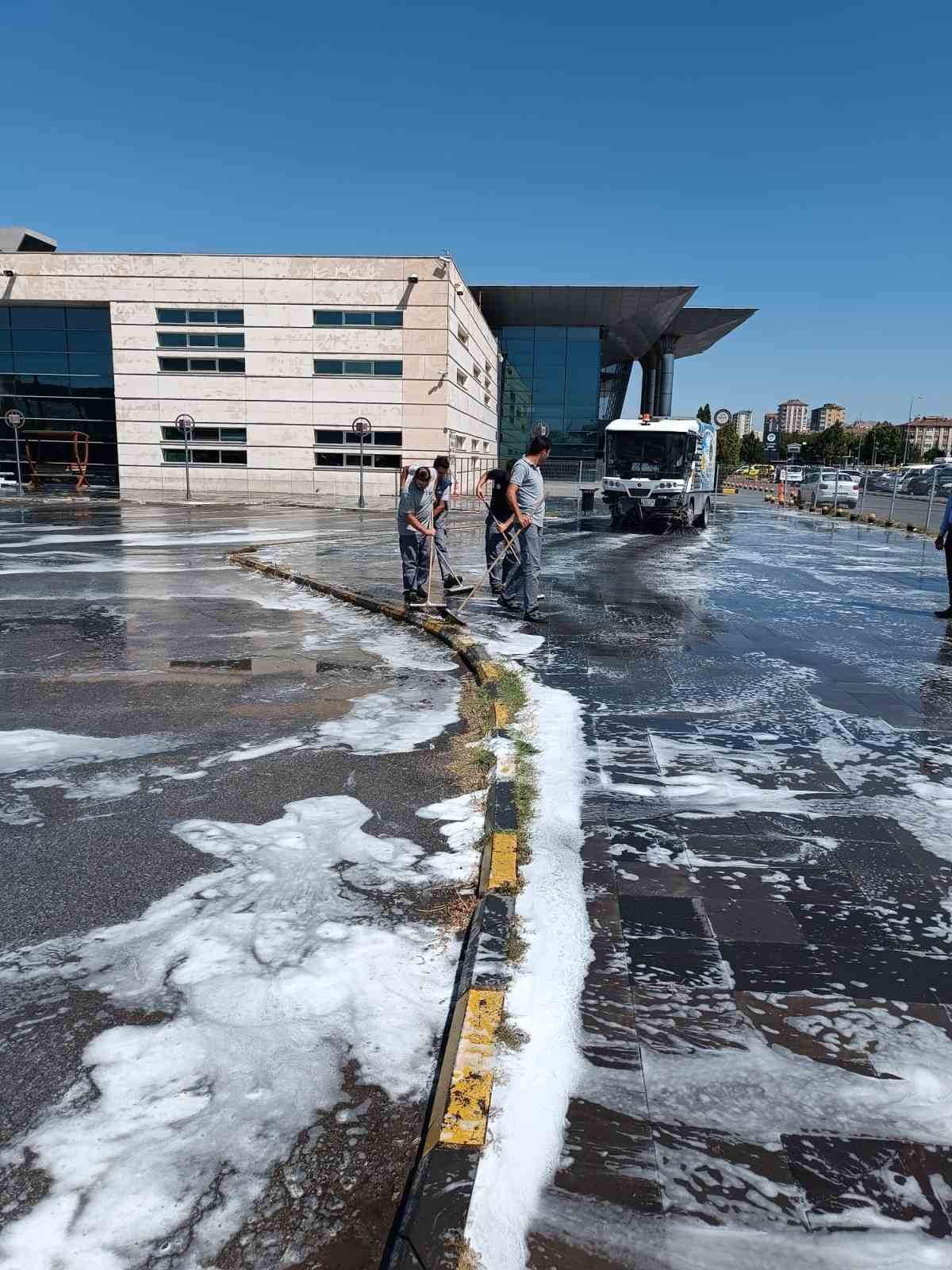 Büyükşehir’den Şehirlerarası Otobüs Terminali’nde kapsamlı temizlik
