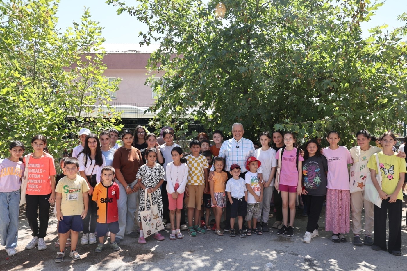 Başkan Şadi Özdemir Minareliçavuş’ta yaz atölyelerine katıldı
