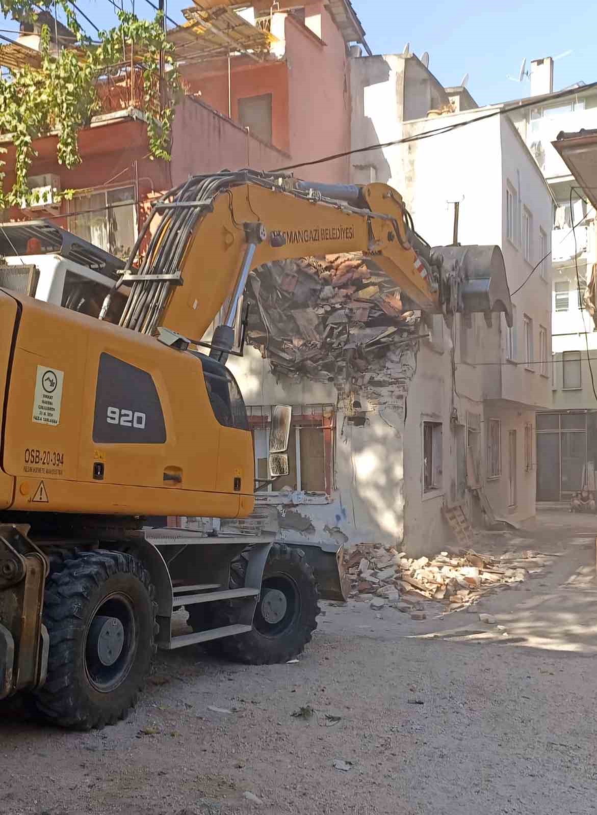 Osmangazi’de metruk bina yıkımları hız kazandı
