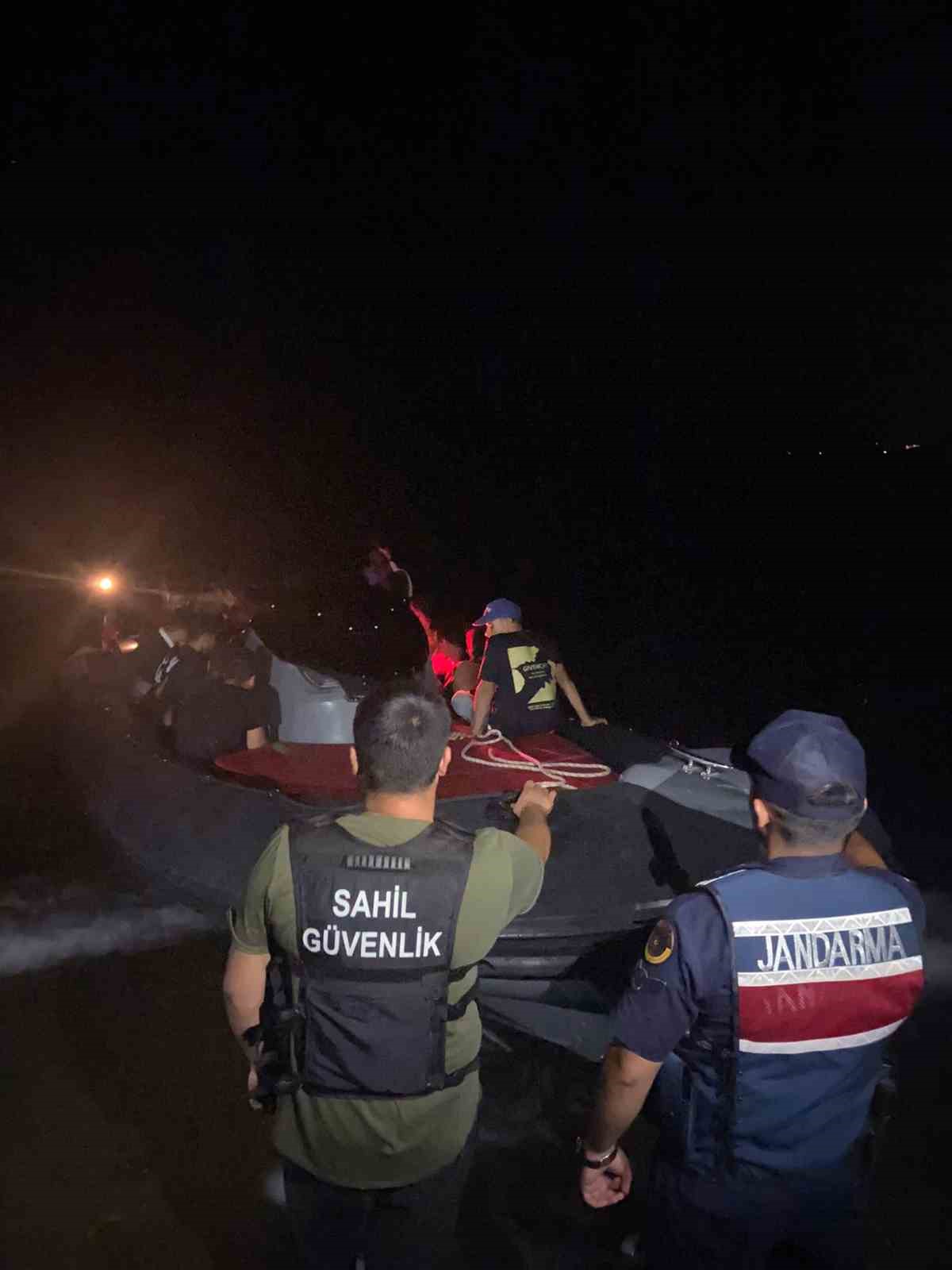 Datça’da plajda 22 düzensiz göçmen ve 6 insan kaçakçısı yakalandı
