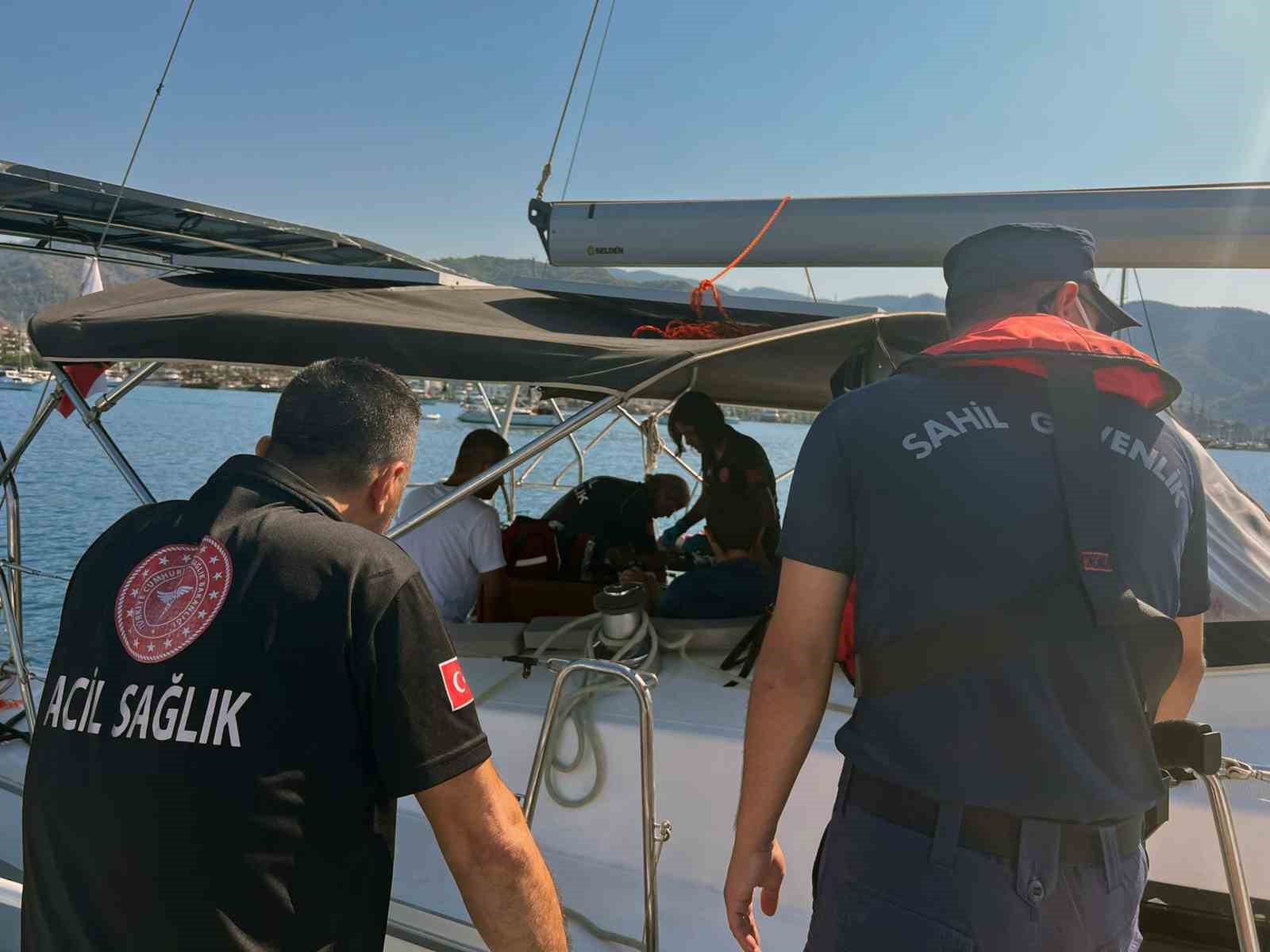 Marmaris açıklarında rahatsızlanan iki kişiye Sahil Güvenlikten tıbbi tahliye
