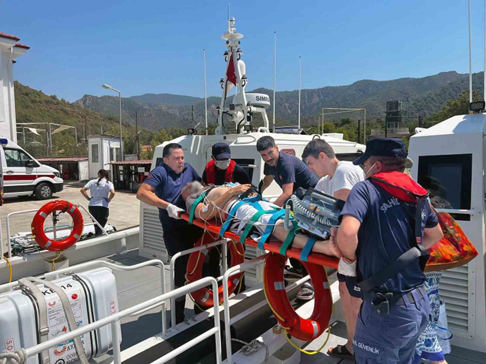 Marmaris açıklarında rahatsızlanan iki kişiye Sahil Güvenlikten tıbbi tahliye
