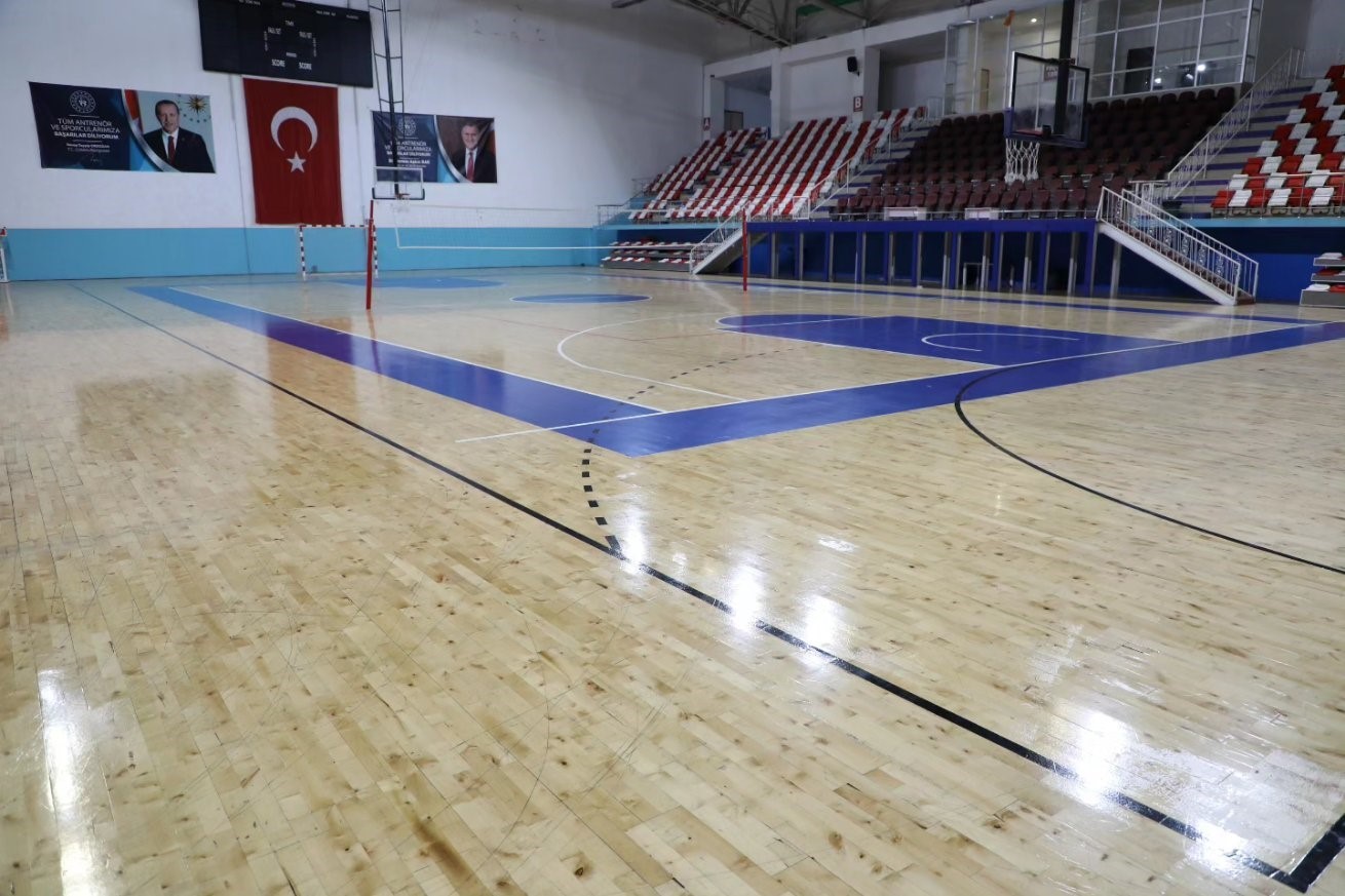 Ağrı Gençlik ve Spor İl Müdürlüğü, 2 bin 500 kişilik spor salonunu yeniliyor
