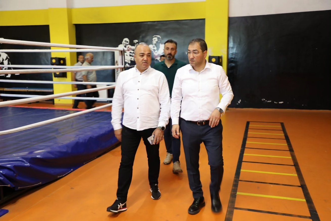 Ağrı Gençlik ve Spor İl Müdürlüğü, 2 bin 500 kişilik spor salonunu yeniliyor
