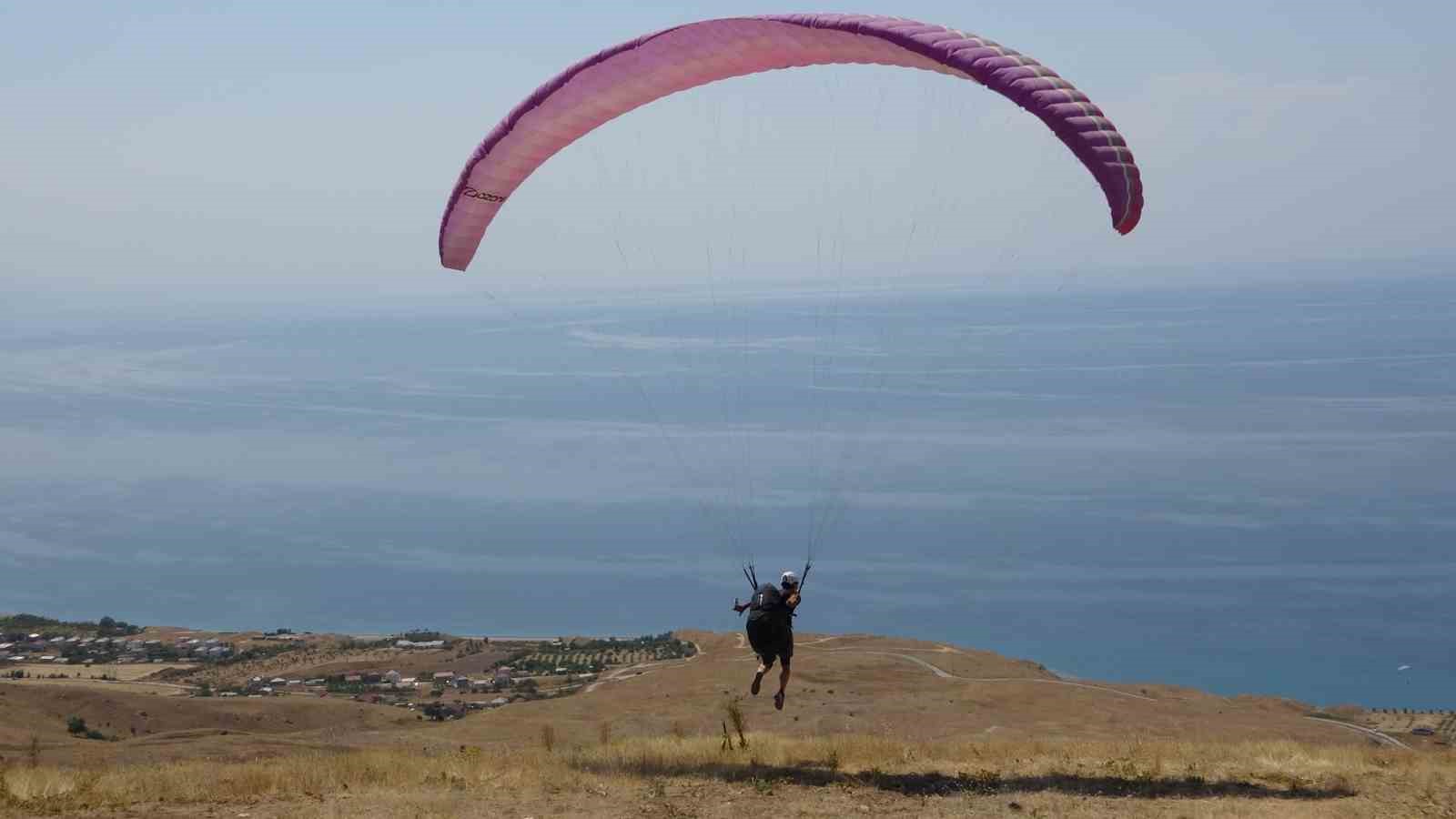 Van Gölü sahilinde yamaç paraşütü yarışması nefes kesti
