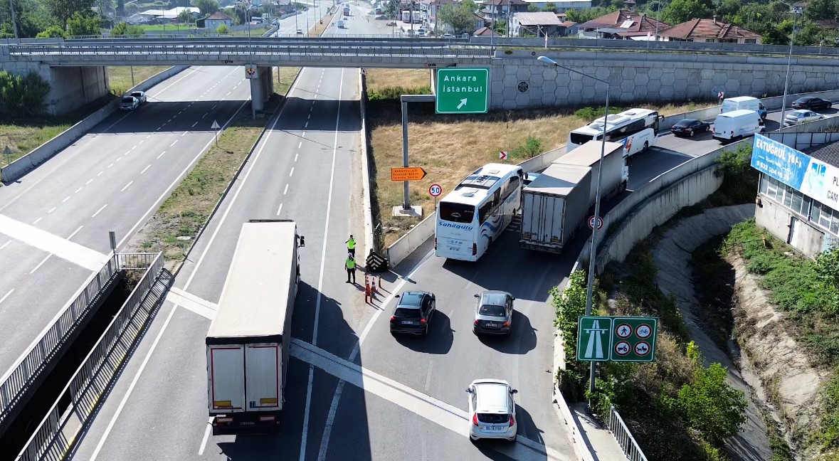 Otoyol kapalı olunca D-100’de kilometrelerce kuyruk oluştu
