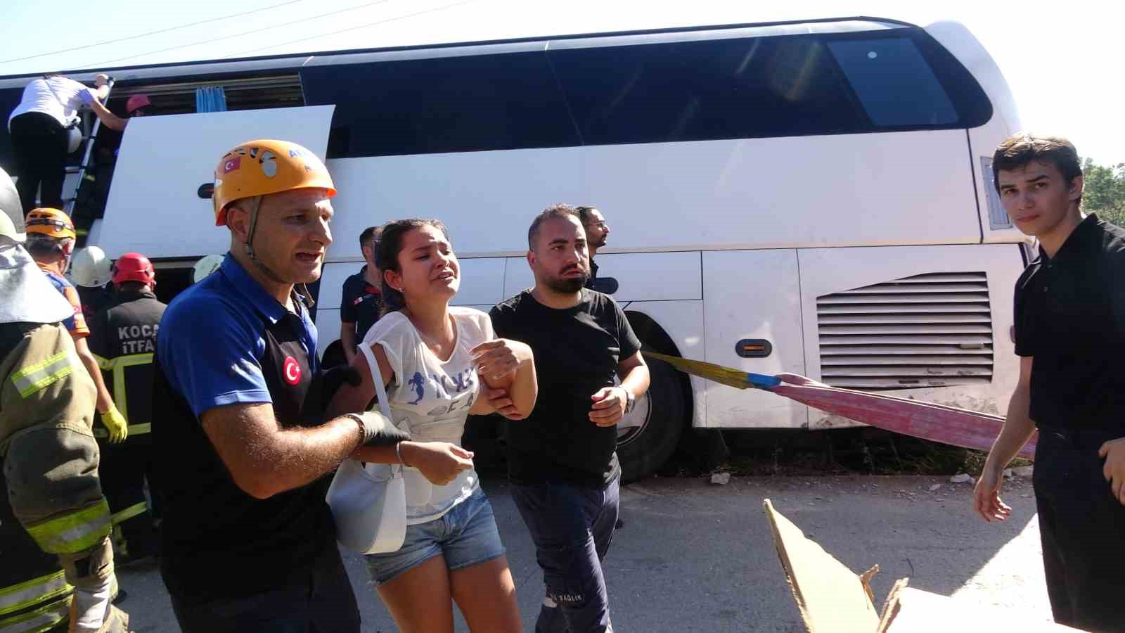 Kocaeli’de tur otobüsü yan yattı: 43 kişi bir saatte kurtarıldı
