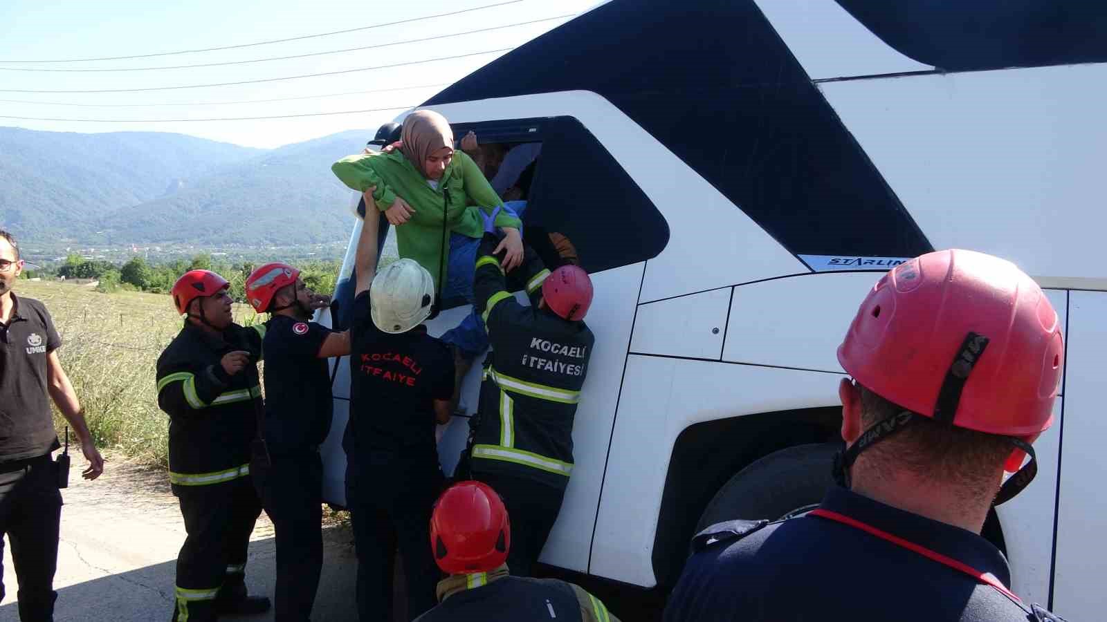 Kocaeli’de tur otobüsü yan yattı: 43 kişi bir saatte kurtarıldı
