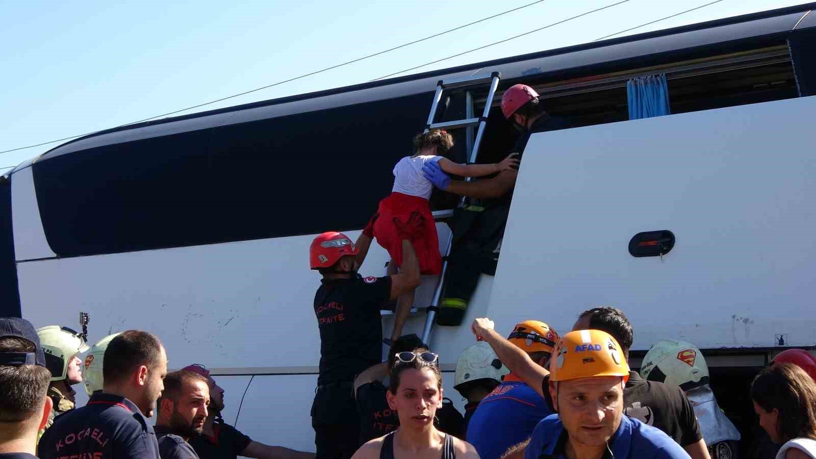 Kocaeli’de tur otobüsü yan yattı: 43 kişi bir saatte kurtarıldı
