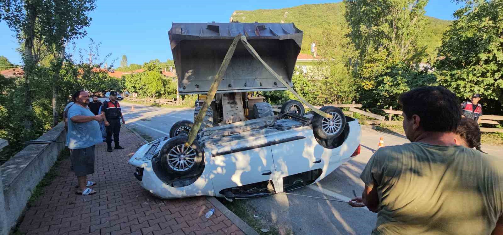 Kaldırıma çarpan otomobil takla attı: 1 yaralı
