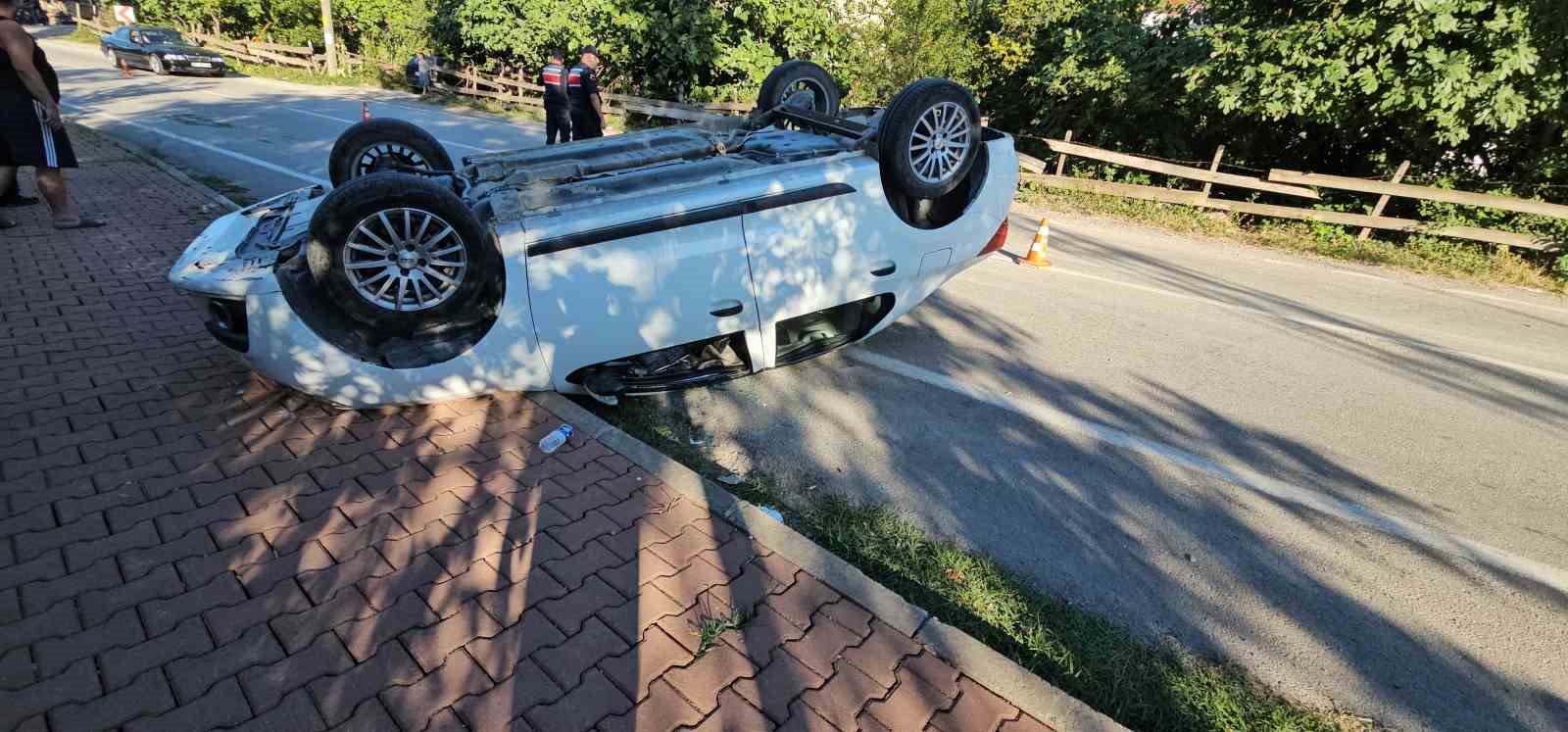 Kaldırıma çarpan otomobil takla attı: 1 yaralı
