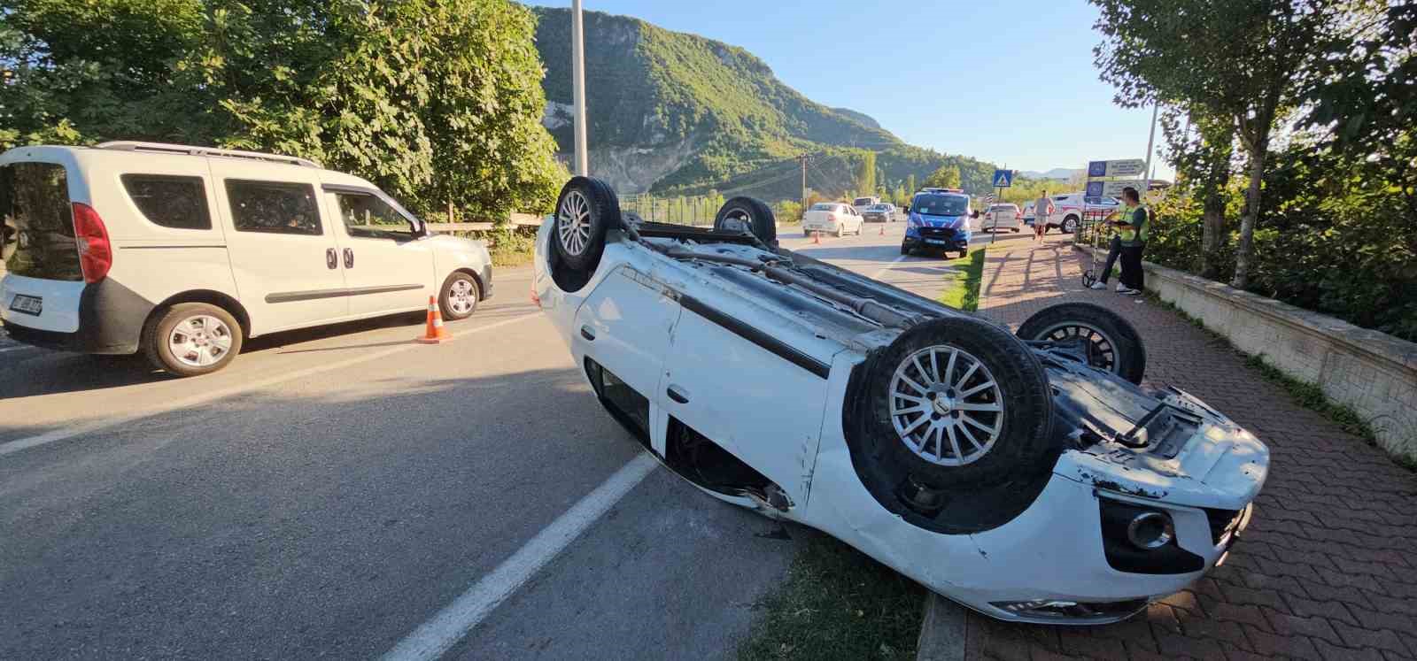 Kaldırıma çarpan otomobil takla attı: 1 yaralı
