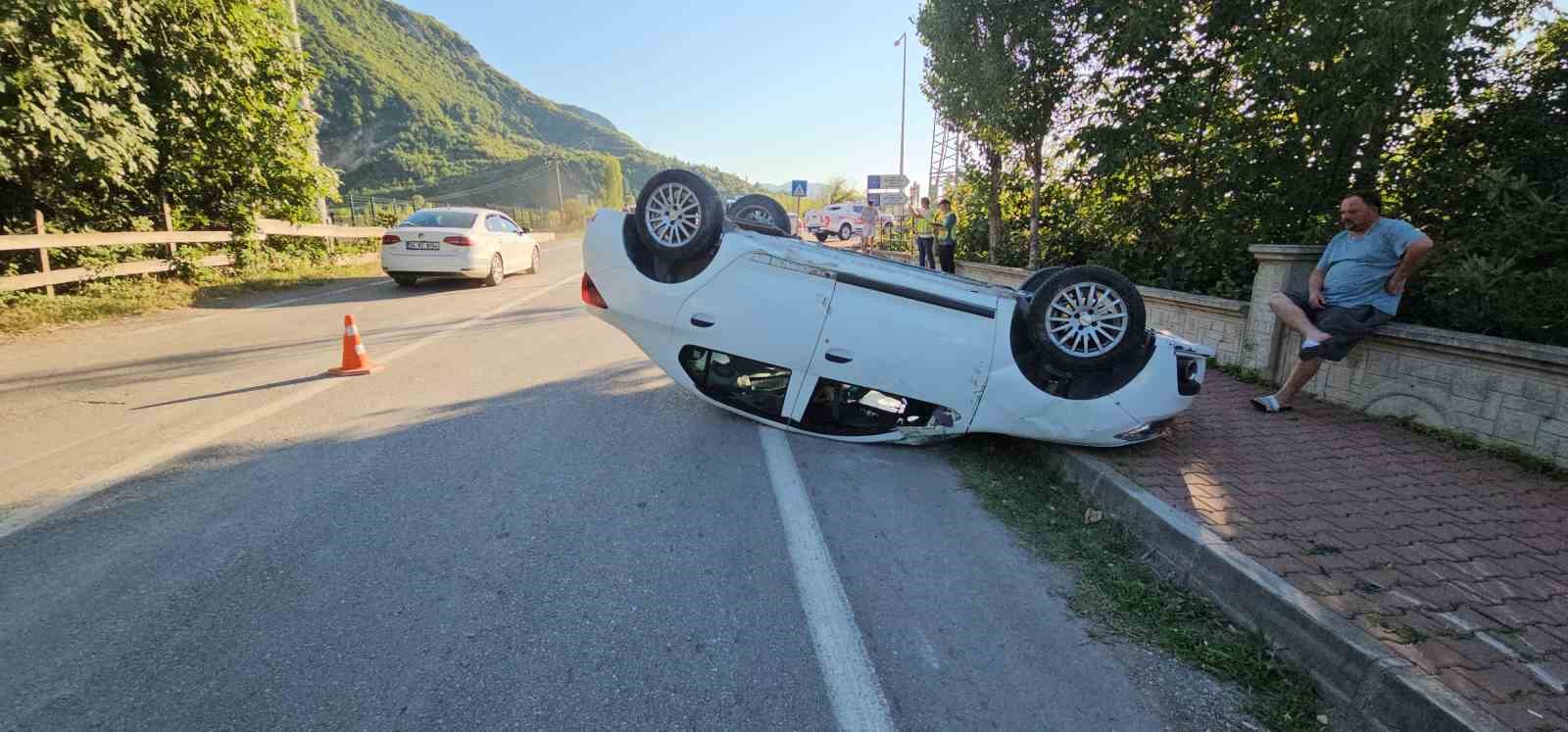 Kaldırıma çarpan otomobil takla attı: 1 yaralı
