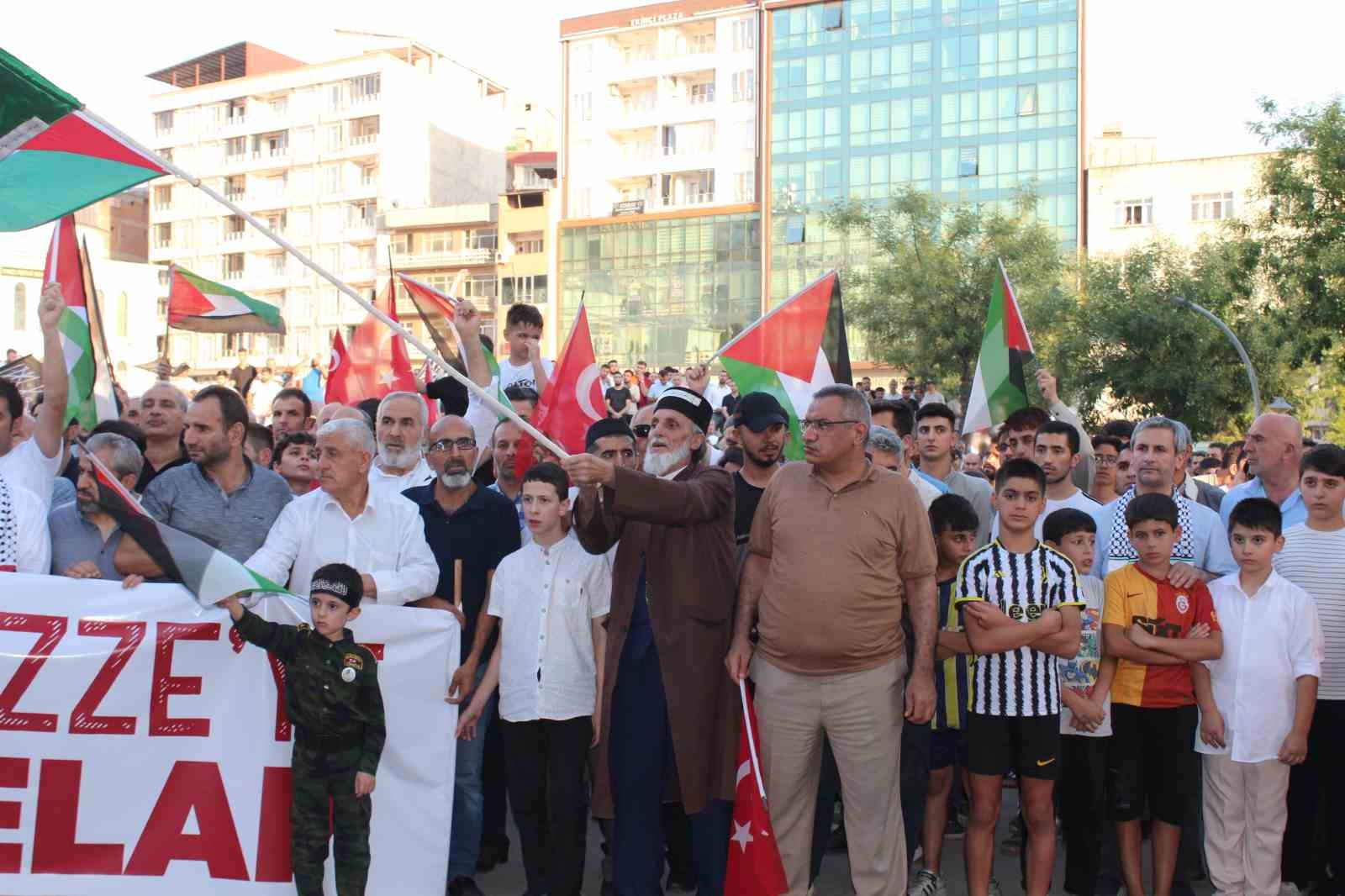 Siirt’te yüzlerce kişi Filistin ve İsmail Haniye için yürüdü
