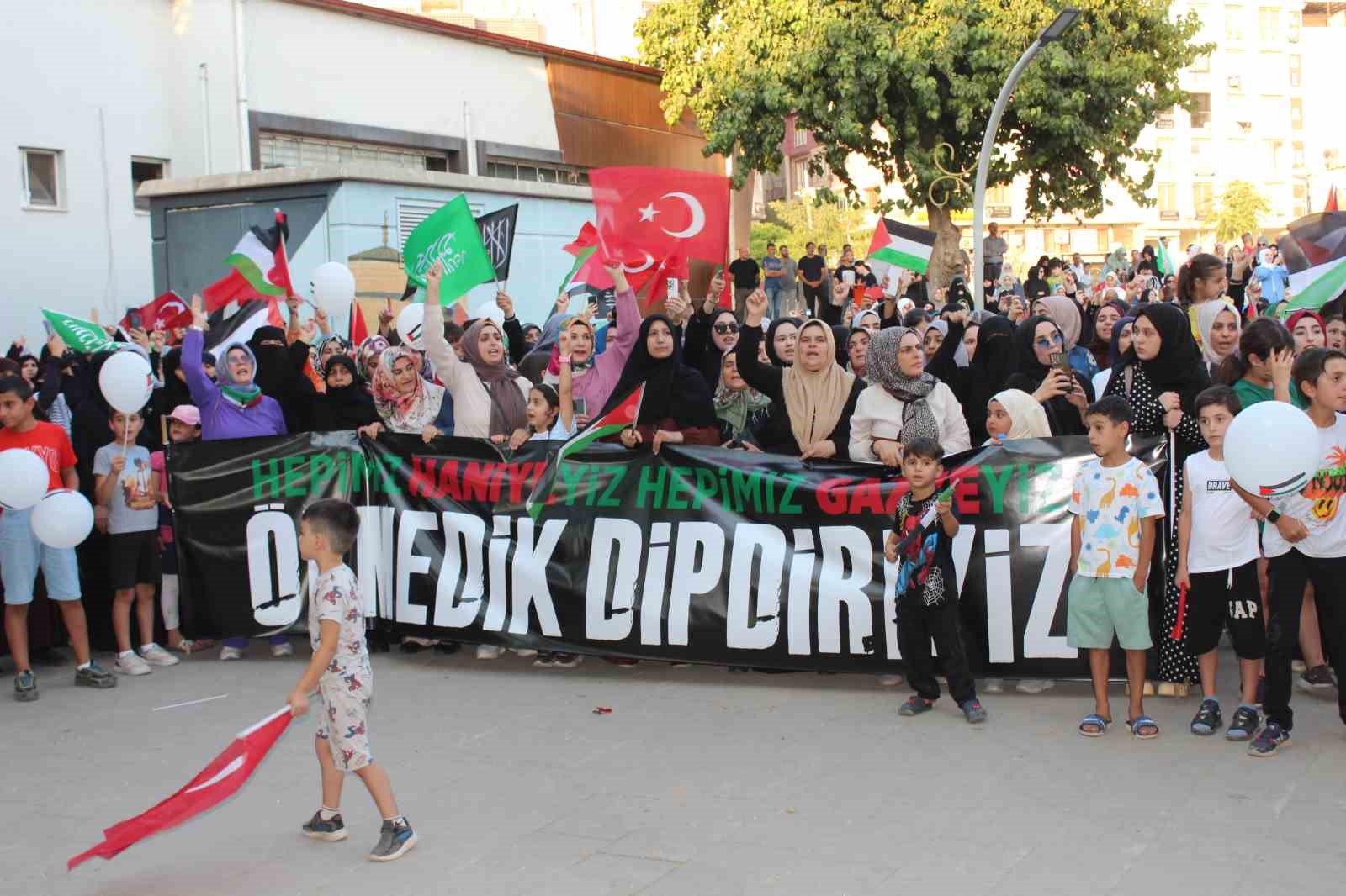 Siirt’te yüzlerce kişi Filistin ve İsmail Haniye için yürüdü
