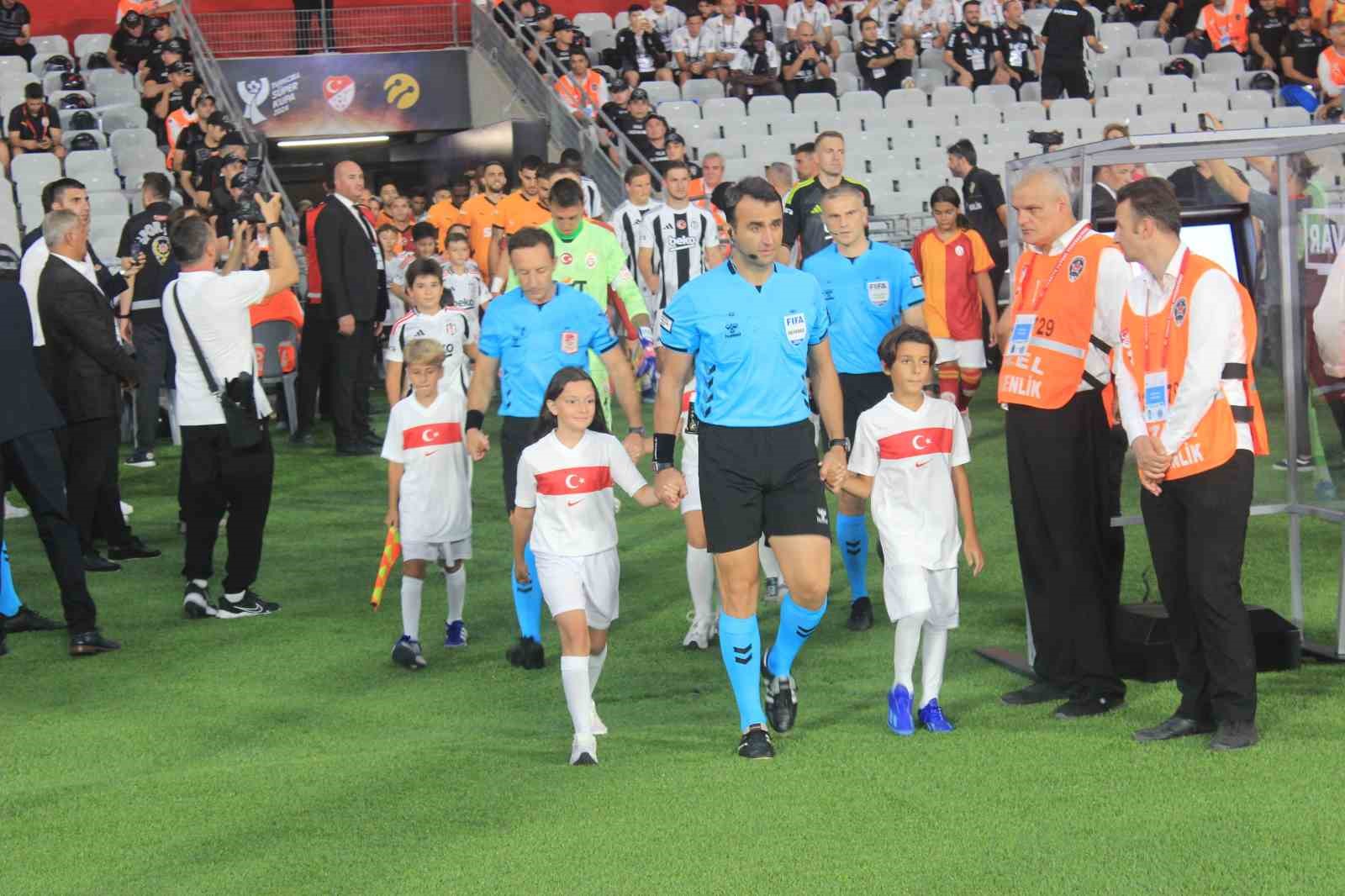 Turkcell Süper Kupa: Galatasaray: 0 - Beşiktaş: 1 (Maç devam ediyor)
