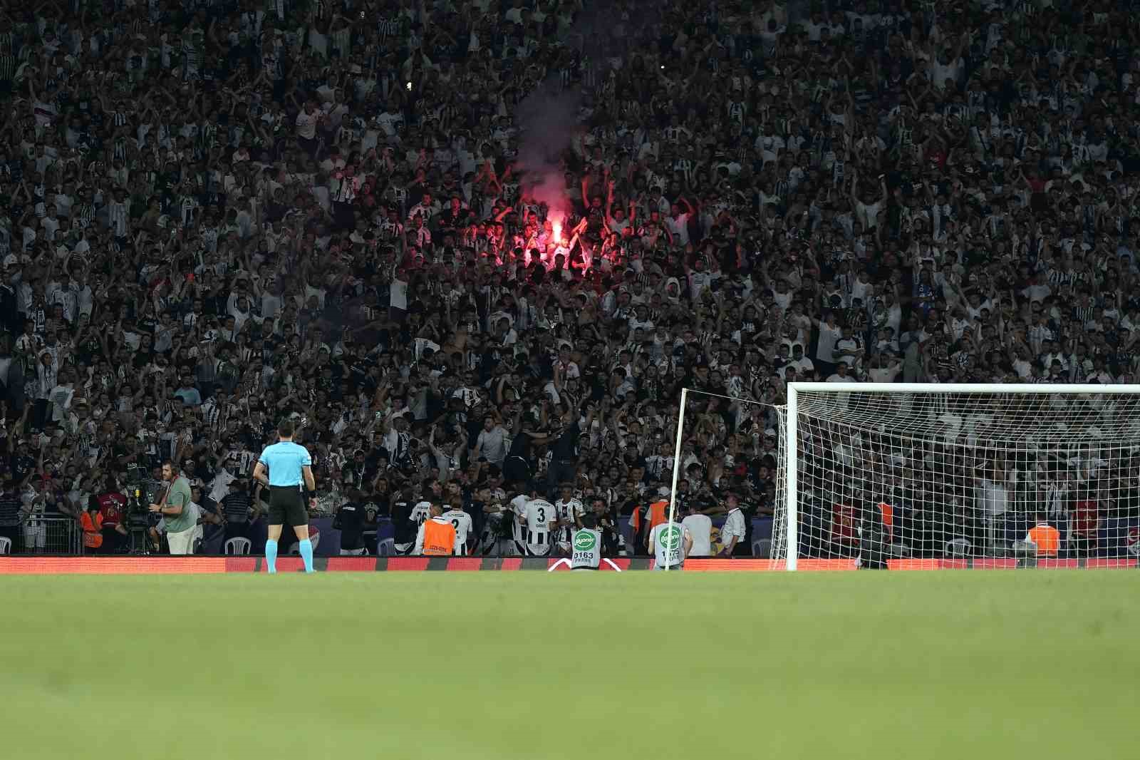 Turkcell Süper Kupa: Galatasaray: 0 - Beşiktaş: 1 (İlk yarı)
