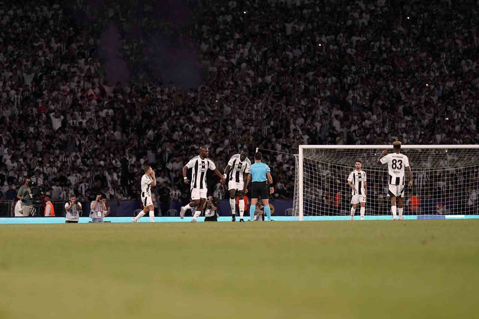 Turkcell Süper Kupa: Galatasaray: 0 - Beşiktaş: 1 (İlk yarı)
