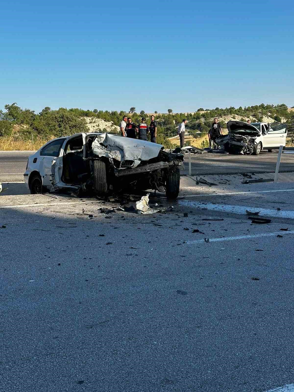 Kütahya’da şerit ihlali yapan araç kazaya neden oldu: 5 yaralı
