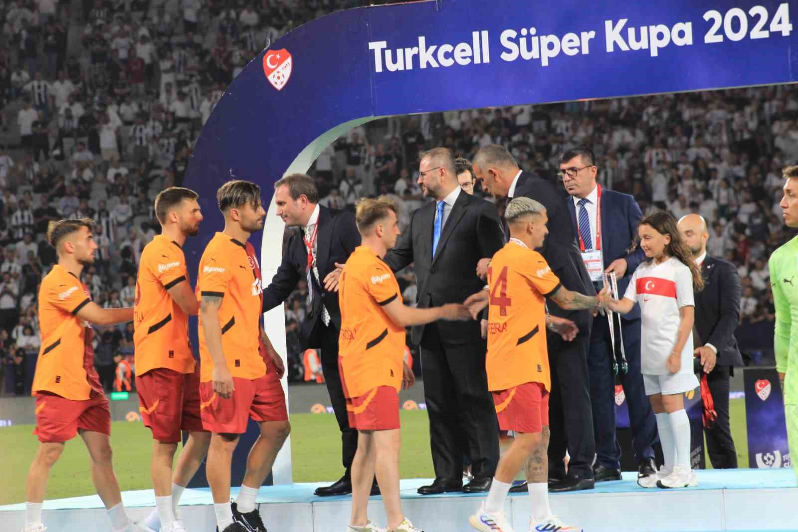 Beşiktaş, Turkcell Süper Kupa’yı düzenlenen törenle aldı
