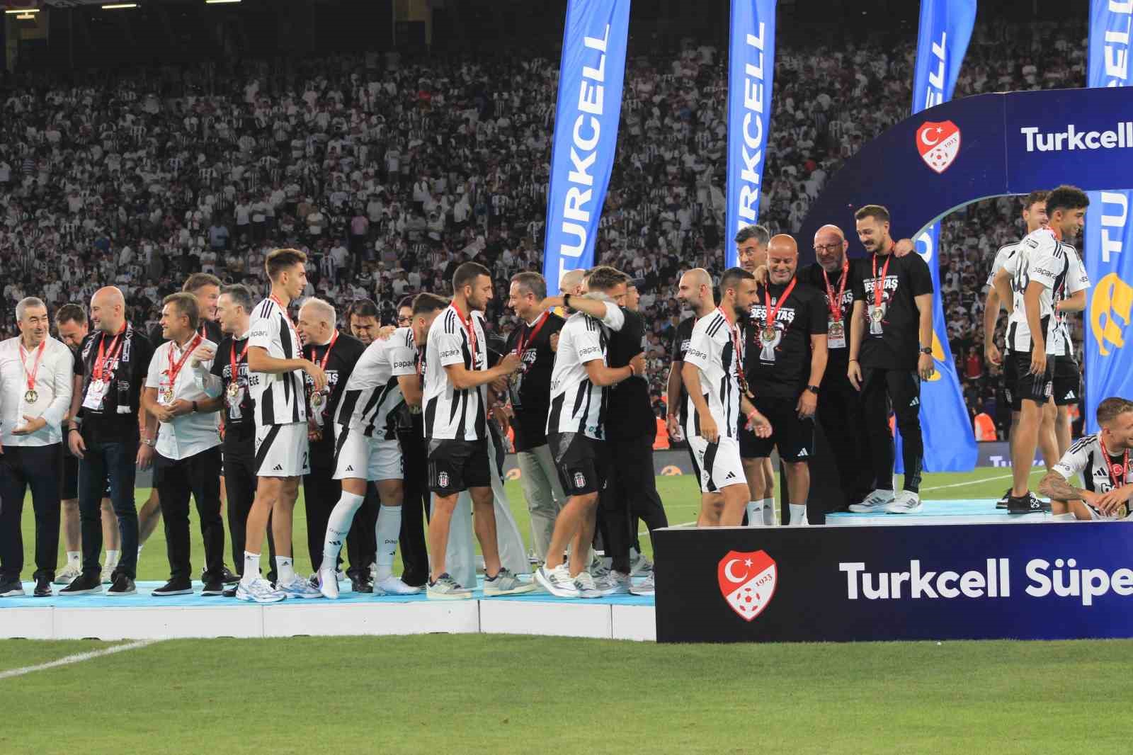 Beşiktaş, Turkcell Süper Kupa’yı düzenlenen törenle aldı
