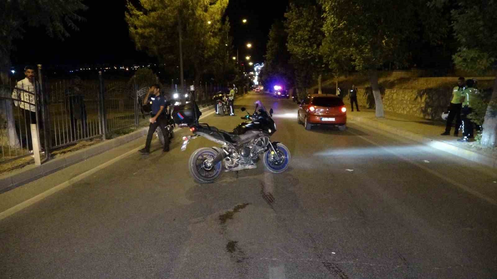 Motosiklet, önce otomobile sonra demir korkuluklara çarptı: 1 ağır yaralı
