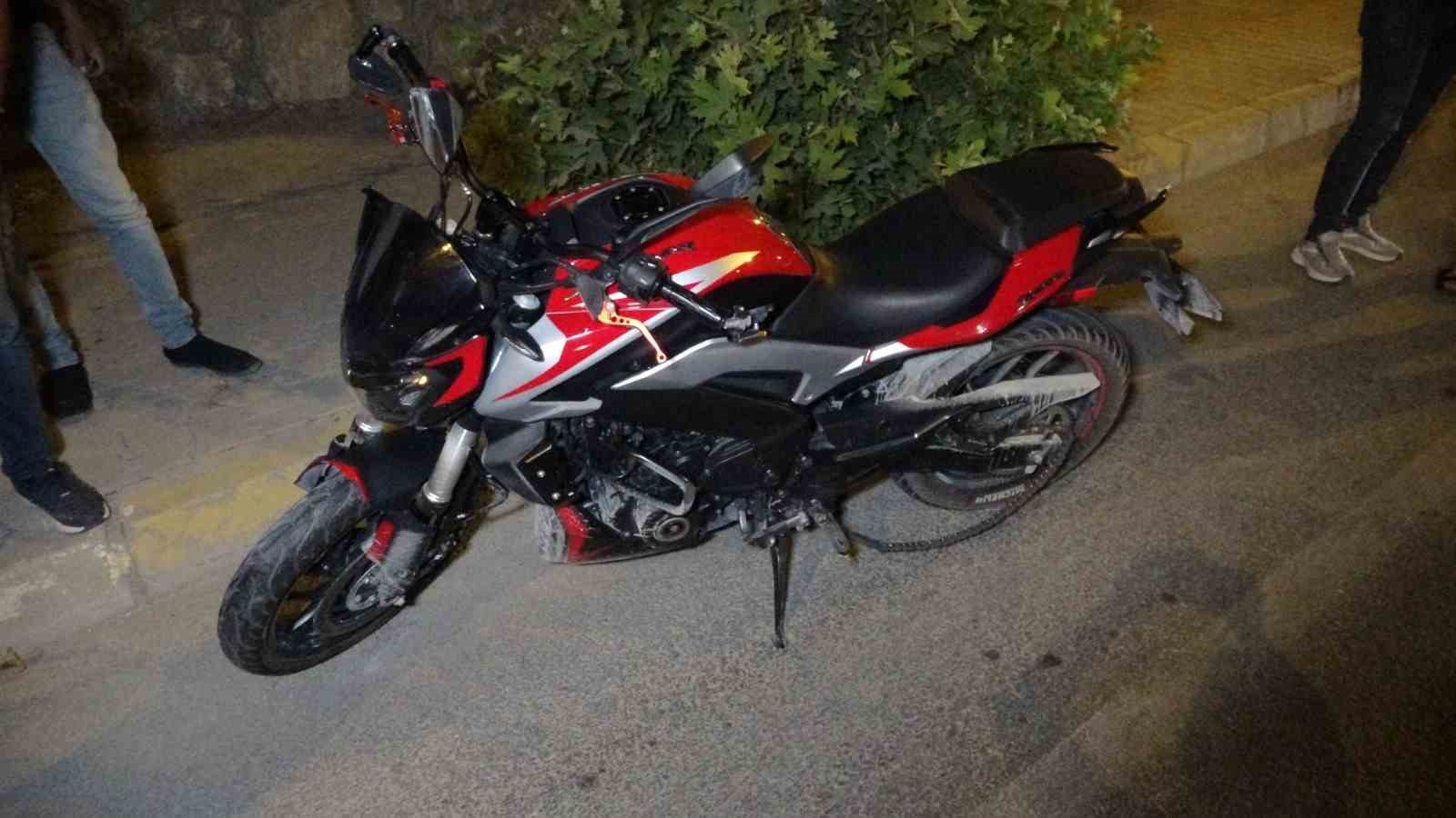 Motosiklet, önce otomobile sonra demir korkuluklara çarptı: 1 ağır yaralı
