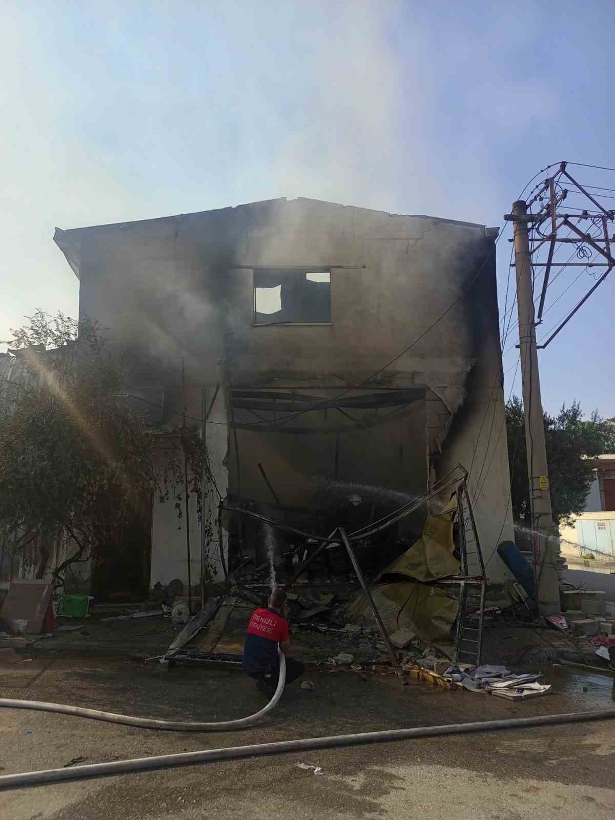 Denizli’de şarjda bırakılan telefon ambalaj fabrikasını küle çevirdi
