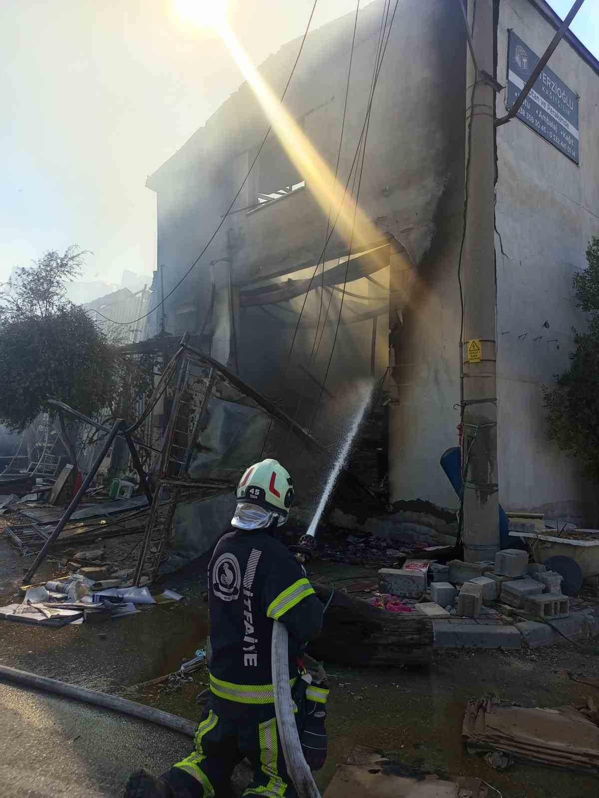 Denizli’de şarjda bırakılan telefon ambalaj fabrikasını küle çevirdi
