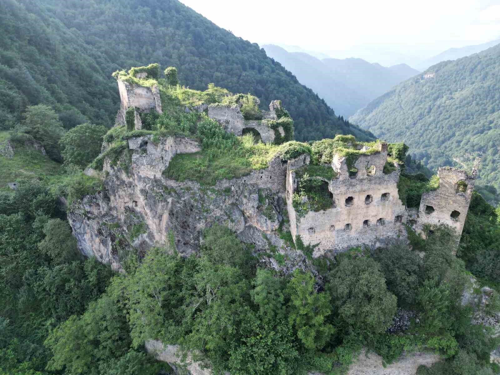 Dağların zirvesindeki manastır adeta asırlara meydana okuyor
