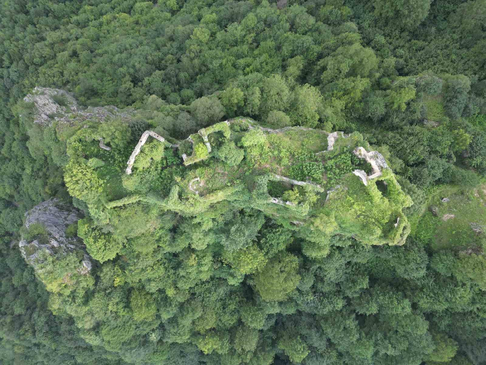 Dağların zirvesindeki manastır adeta asırlara meydana okuyor
