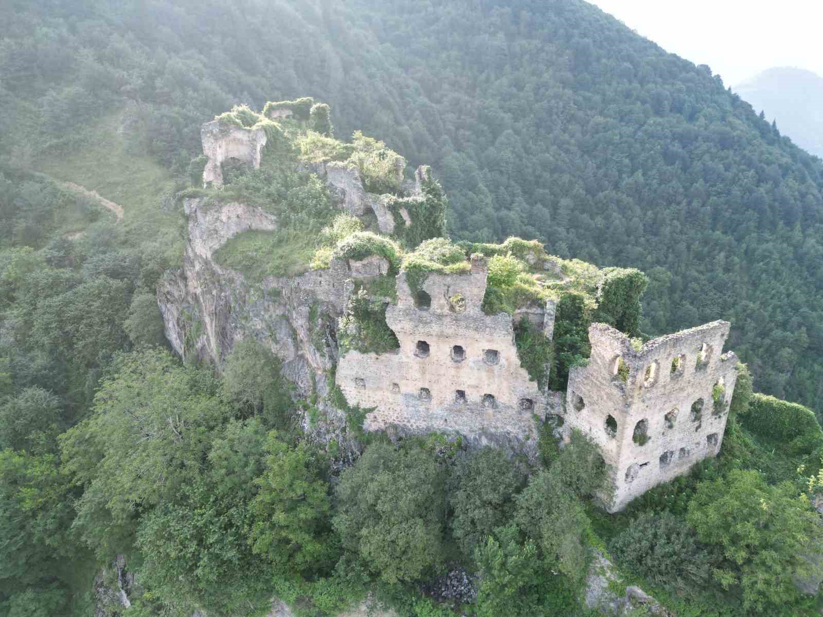 Dağların zirvesindeki manastır adeta asırlara meydana okuyor
