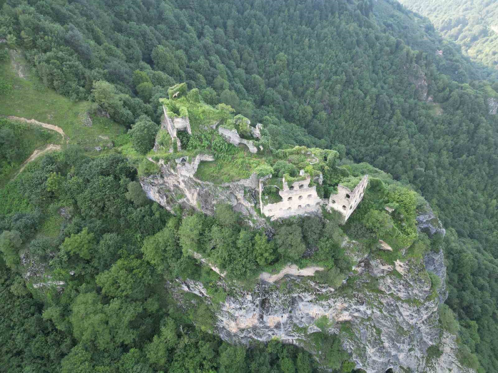 Dağların zirvesindeki manastır adeta asırlara meydana okuyor
