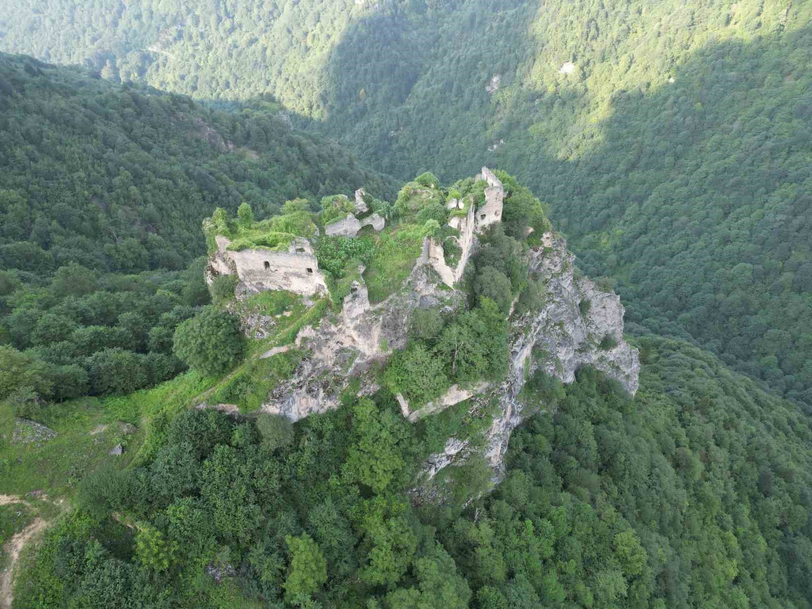 Dağların zirvesindeki manastır adeta asırlara meydana okuyor
