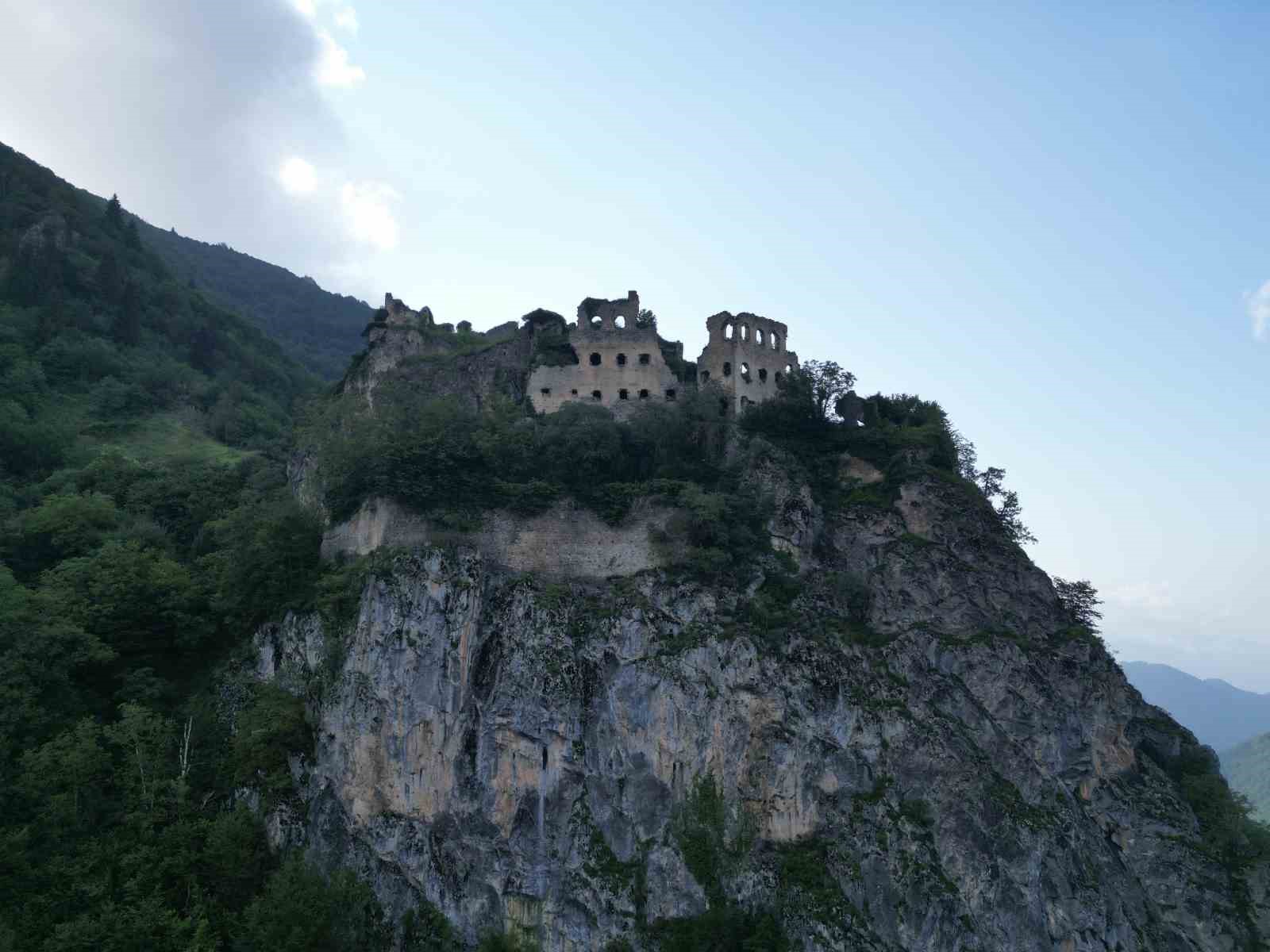 Dağların zirvesindeki manastır adeta asırlara meydana okuyor
