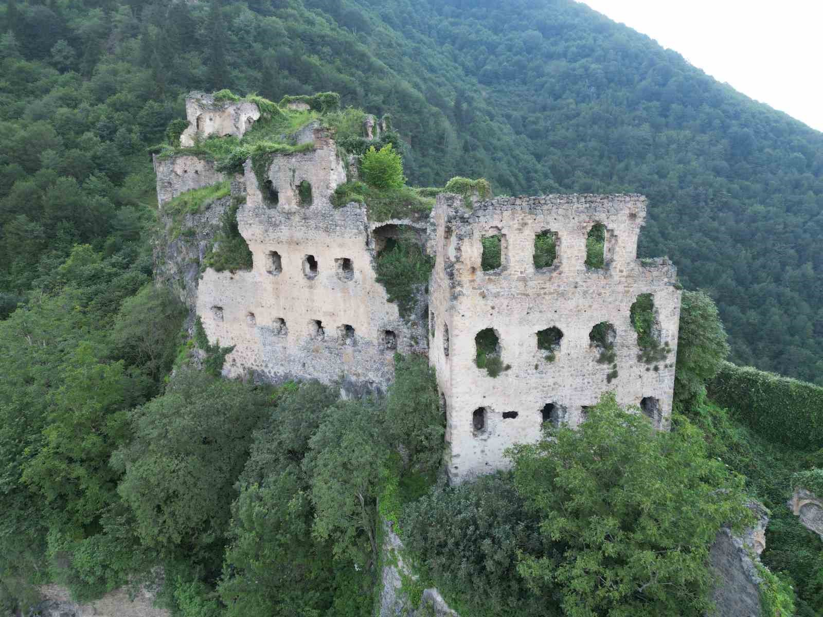 Dağların zirvesindeki manastır adeta asırlara meydana okuyor
