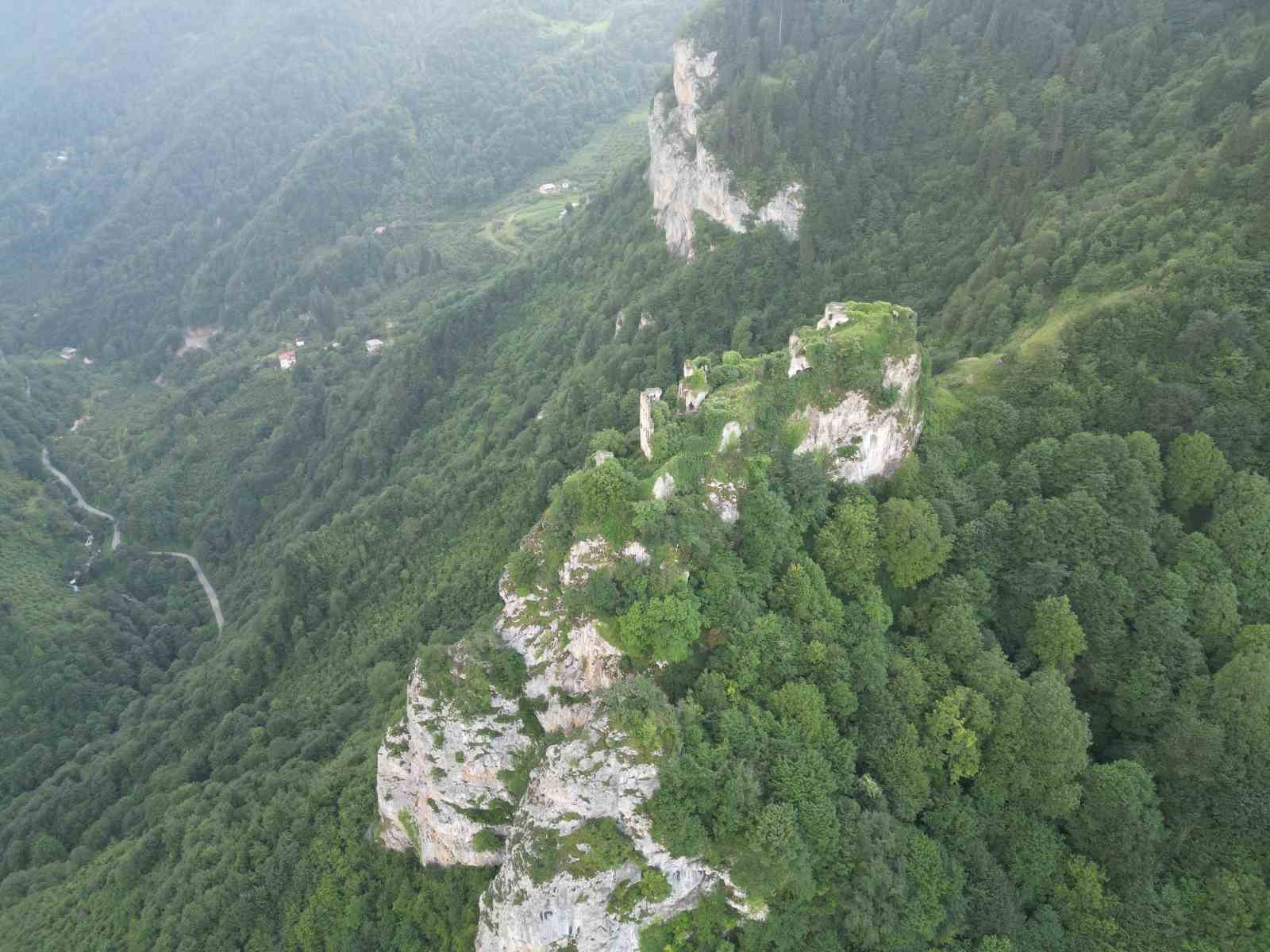 Dağların zirvesindeki manastır adeta asırlara meydana okuyor
