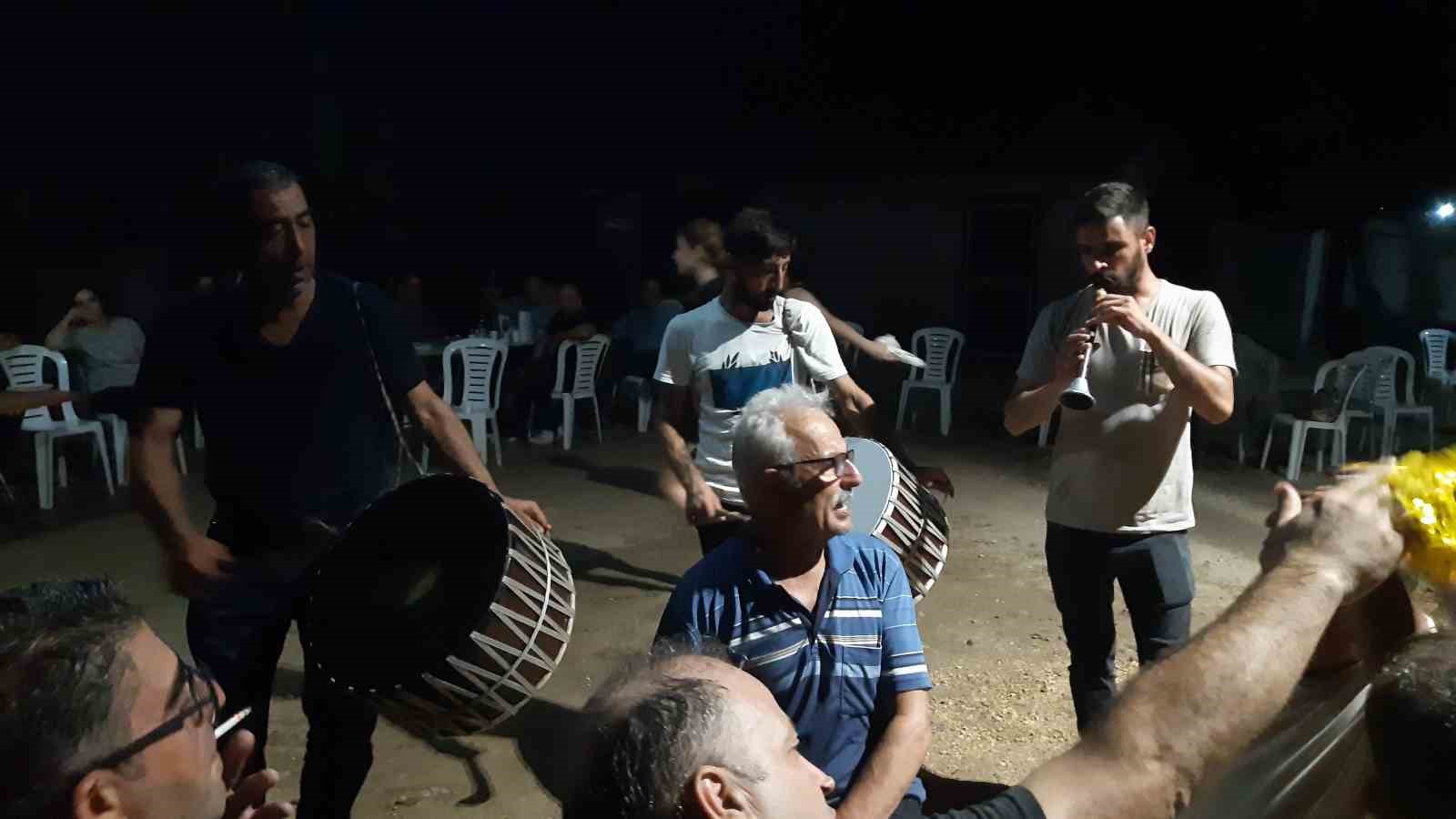 Damat tarafına davul zurla eşliğinde şampuanla duş aldırdılar
