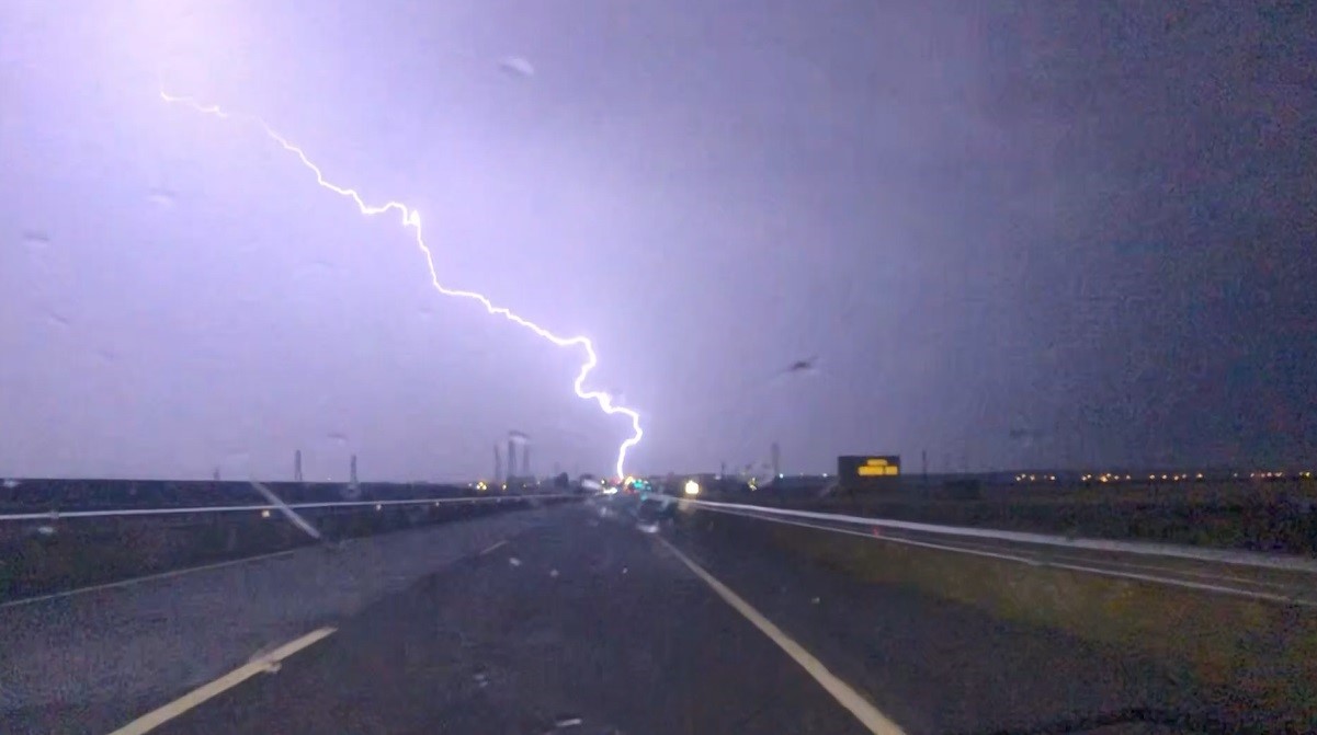 Kars’ta gökyüzü şimşeklerle aydınlandı
